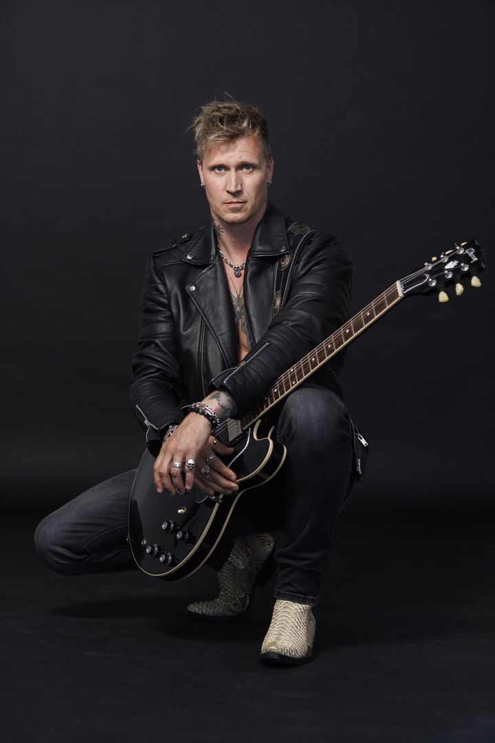 Nicki Jack på hug med sin guitar